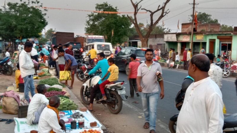 बहादुरपुर के फुटपाथ पर लगने वाला हाट-बाजार,  दुर्घटनाओं को कर रहा है आमंत्रित 