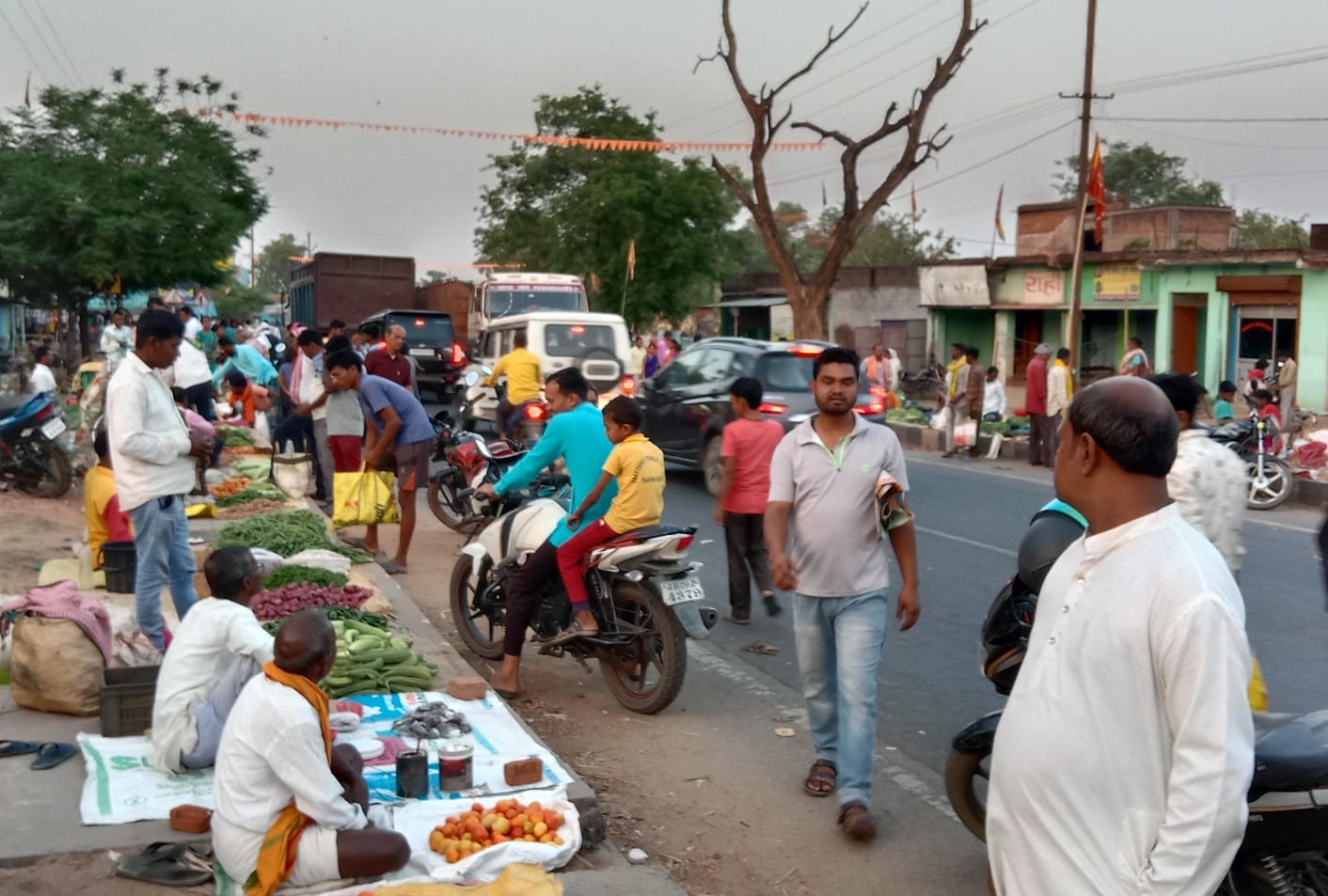 बहादुरपुर के फुटपाथ पर लगने वाला हाट-बाजार,  दुर्घटनाओं को कर रहा है आमंत्रित 