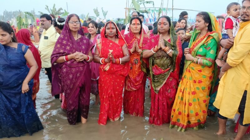 छठ महापर्व पर भक्तिमय हुआ बोकारो, कई श्रद्धालु दंडवत कर पहुंची छठ घाट 