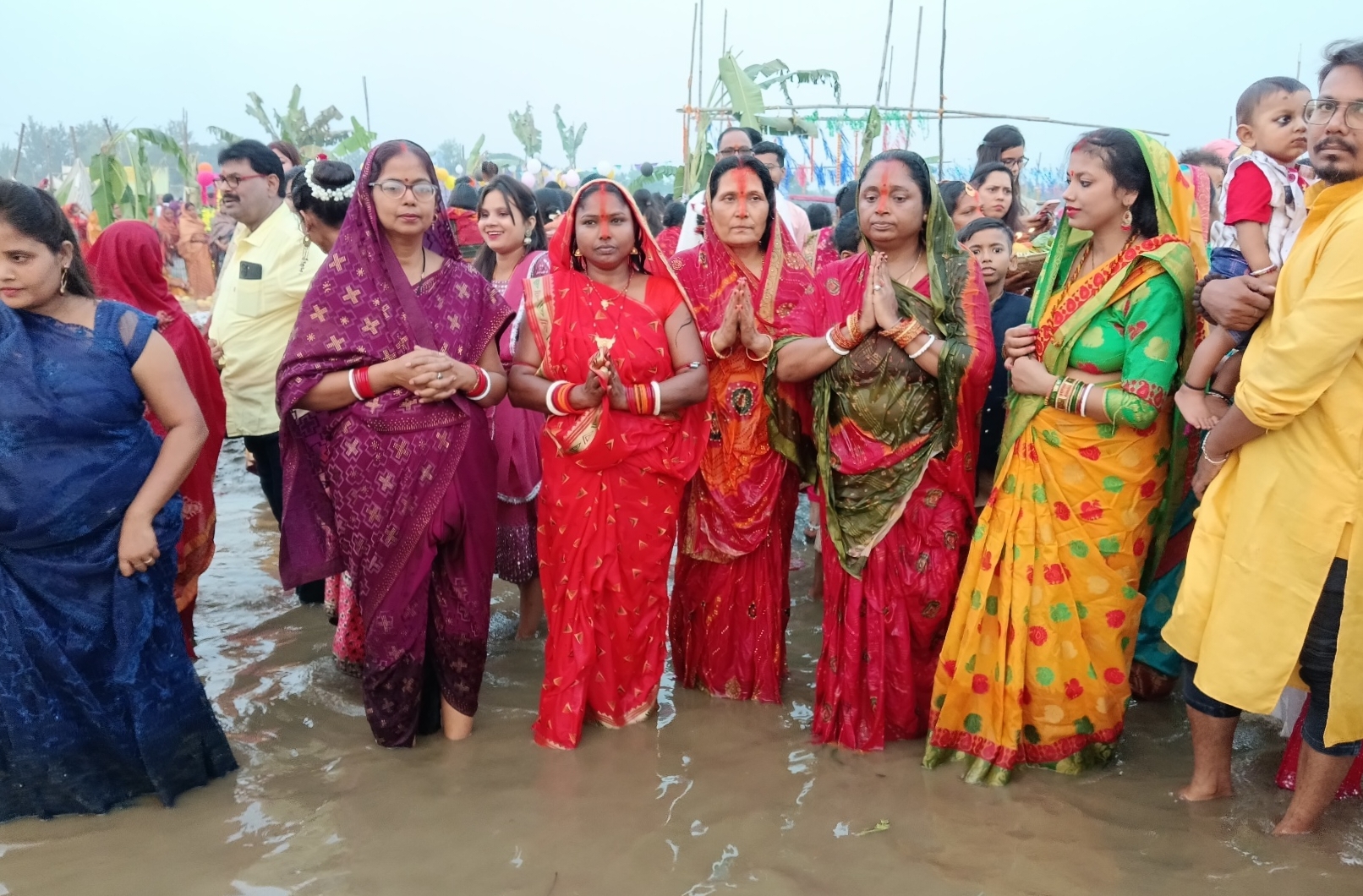 छठ महापर्व पर भक्तिमय हुआ बोकारो, कई श्रद्धालु दंडवत कर पहुंची छठ घाट 