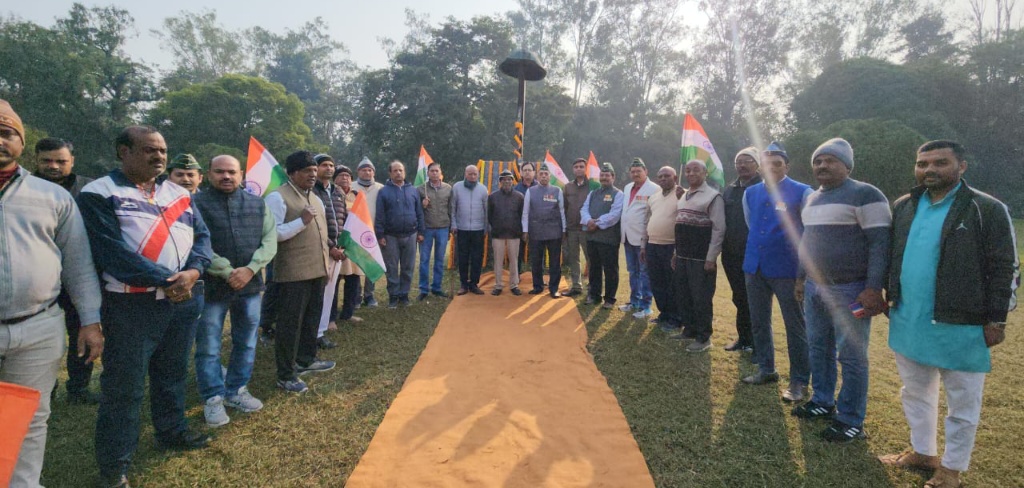 एतिहासिक विजय दिवस के 53वें वर्षगांठ पर बोकारो के पूर्व सैनिकों ने शहीद सैनिकों को दी श्रद्धांजलि 