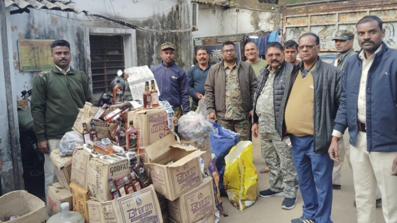 जरीडीह के तुपकाडीह में उत्पाद विभाग ने अवैध विदेशी शराब निर्माण स्थल पर की छापेमारी