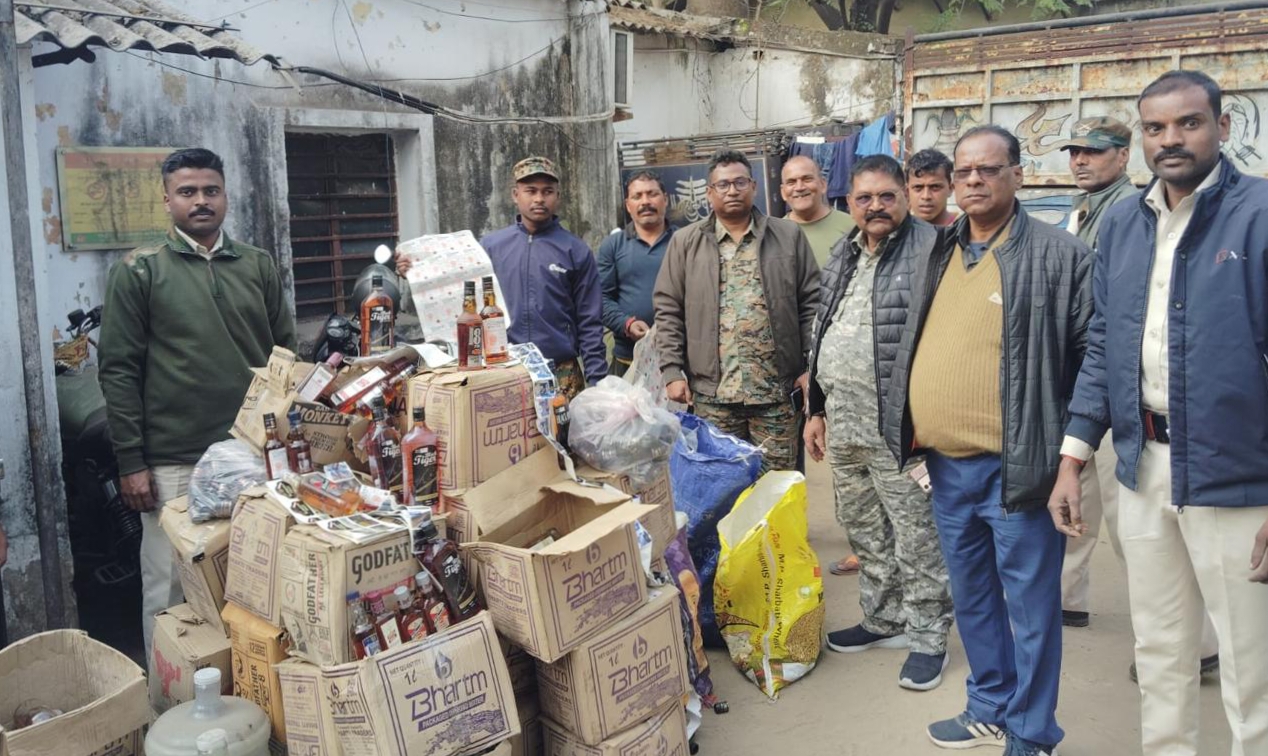 जरीडीह के तुपकाडीह में उत्पाद विभाग ने अवैध विदेशी शराब निर्माण स्थल पर की छापेमारी