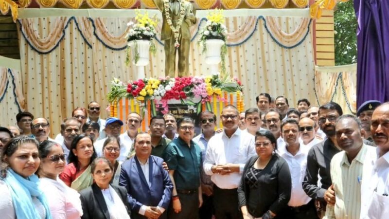 बोकारो बार परिसर में बाबा साहब डॉ. भीमराव आंबेडकर की आदमकद प्रतिमा का अनावरण