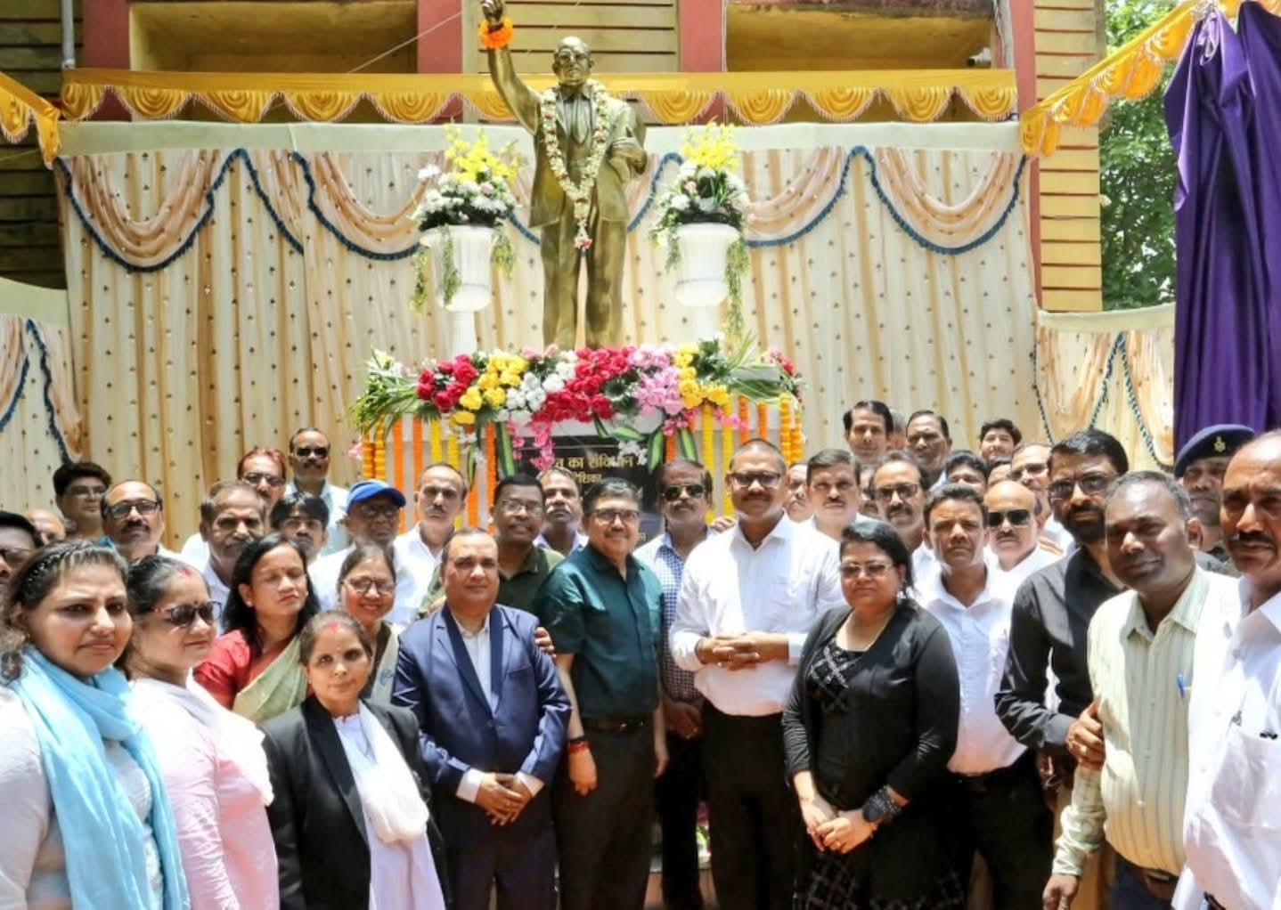 बोकारो बार परिसर में बाबा साहब डॉ. भीमराव आंबेडकर की आदमकद प्रतिमा का अनावरण