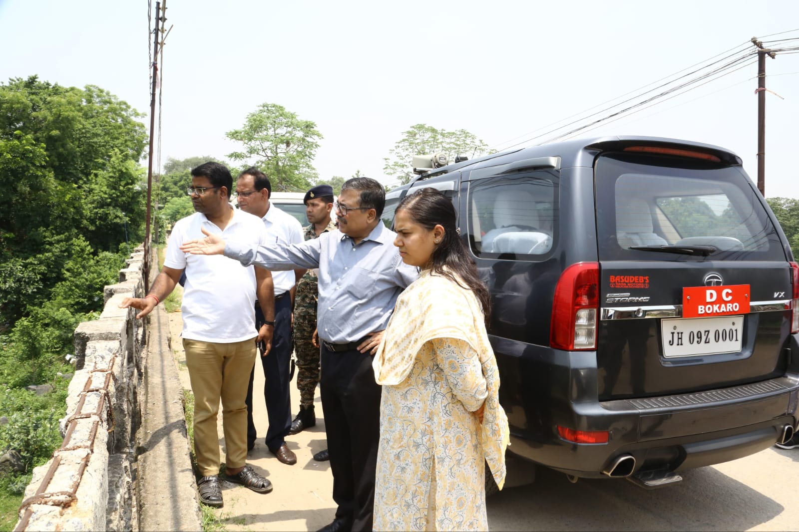 भर्रा बस्ती पुल पहुंचे डीसी अजय नाथ झा, अधिकारियों को दी कड़ी चेतावनी