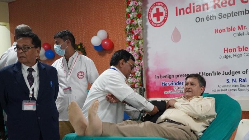 मुख्य न्यायाधीश ने बोकारो में किया रक्तदान