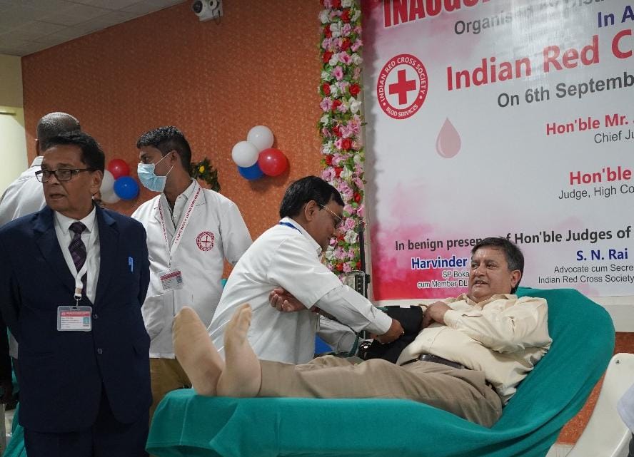 मुख्य न्यायाधीश ने बोकारो में किया रक्तदान