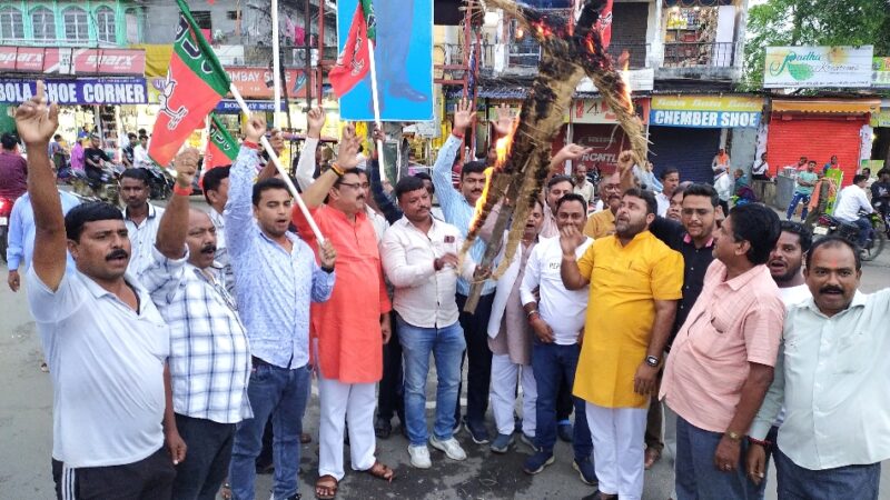 गिरते कानून व्यवस्था खिलाफ फूटा गुस्सा:  BJP ने मुख्यमंत्री  का पुतला जलाकर जताया विरोध