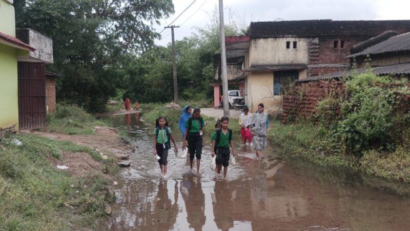 गोपालपुर में सड़क बनी नदी, ग्रामीणों का जनजीवन हुआ बेहाल