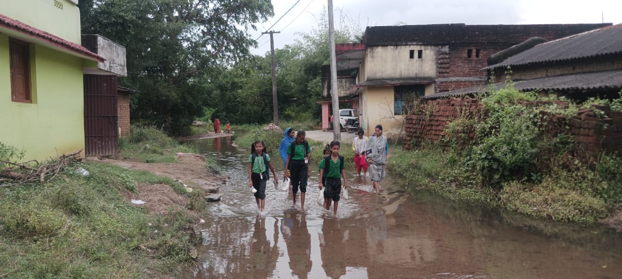 गोपालपुर में सड़क बनी नदी, ग्रामीणों का जनजीवन हुआ बेहाल