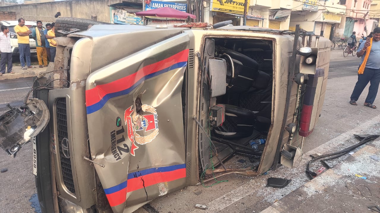 पुलिस पेट्रोलिंग वाहन को हाईवा ने मारी टक्कर 