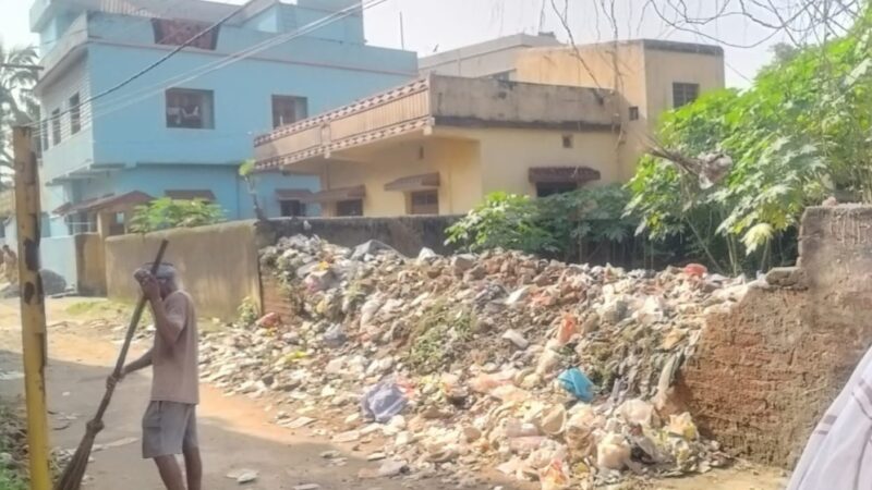 शिव नगर में कचरे का अंबार, फैल रहा दुर्गंध