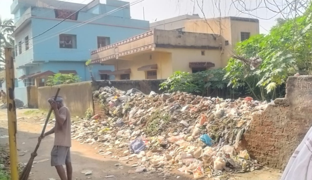 शिव नगर में कचरे का अंबार, फैल रहा दुर्गंध