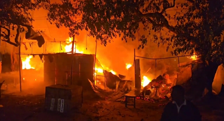 सेक्टर 4 में एक दर्जन फुटपाथ दुकानें आग से हुई ख़ाक