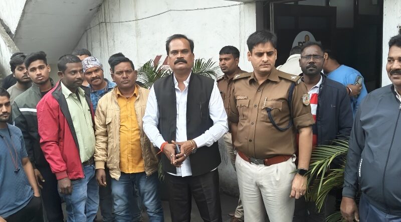 पाटिल फैक्ट्री में ऊपर से गिरकर मौत, 14 लाख मुआवजा मिला