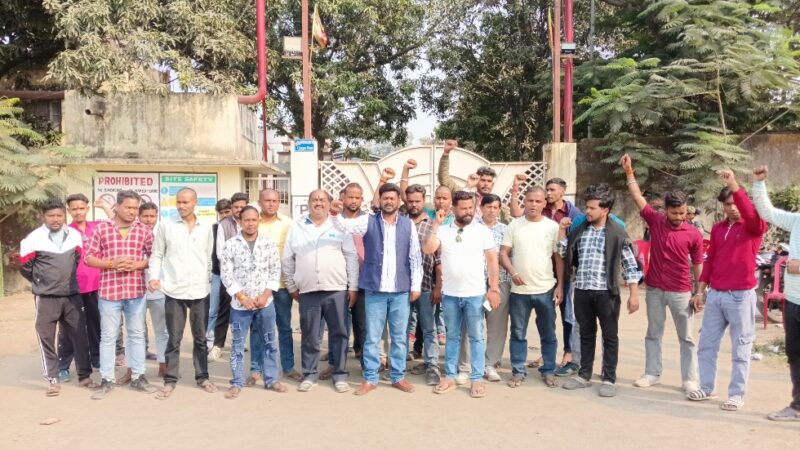 नियोजन की मांग पर अड़े रैयतों ने एथनॉल कंपनी का गेट किया जाम