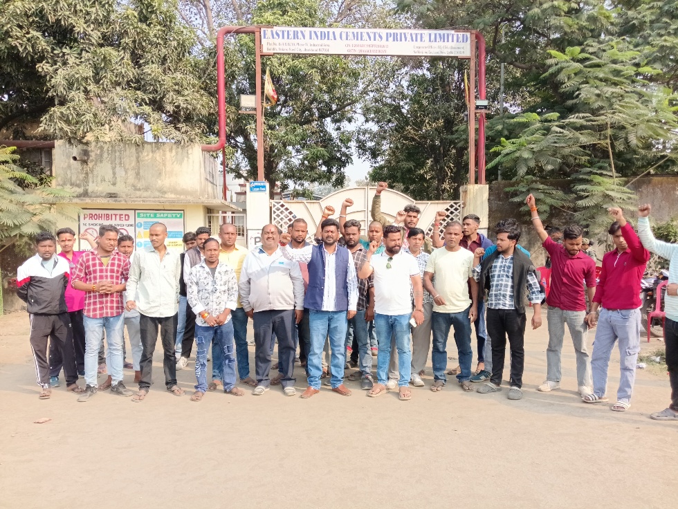 नियोजन की मांग पर अड़े रैयतों ने एथनॉल कंपनी का गेट किया जाम