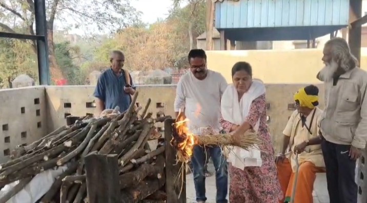 बड़े बेटे ने मना किया तो छोटी बहू ने ससुर को दी मुखाग्नि