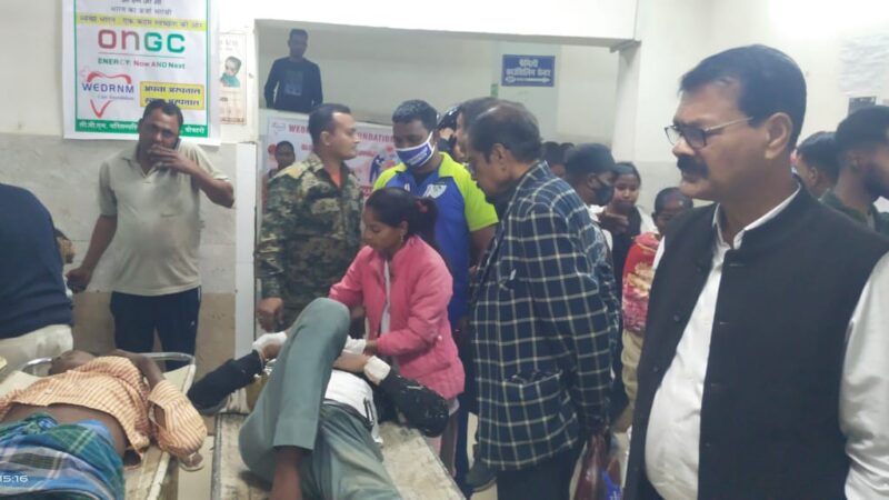 अनियंत्रित ट्रेलर ने तीन टेम्पो समेत बाइक को मारी टक़्कर, एक की मौत, एक दर्जन लोग घायल 