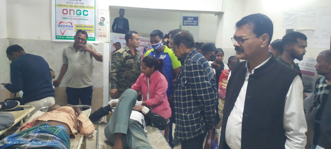 अनियंत्रित ट्रेलर ने तीन टेम्पो समेत बाइक को मारी टक़्कर, एक की मौत, एक दर्जन लोग घायल 