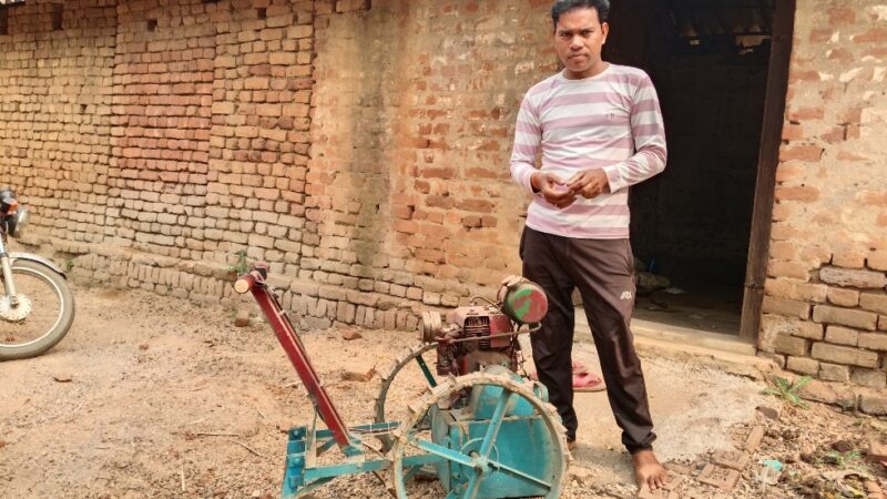 मैट्रिक पास ने हुनर को सलाम, बिना प्रशिक्षण के कबाड़ी से बना डाला खेत जोतने वाला छोटा ट्रक्टर