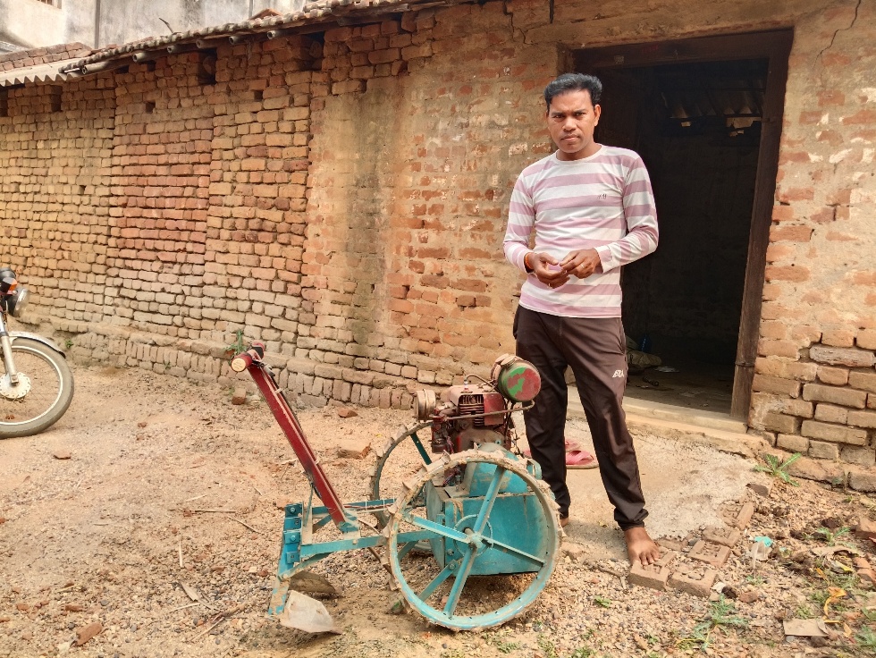 मैट्रिक पास ने हुनर को सलाम, बिना प्रशिक्षण के कबाड़ी से बना डाला खेत जोतने वाला छोटा ट्रक्टर