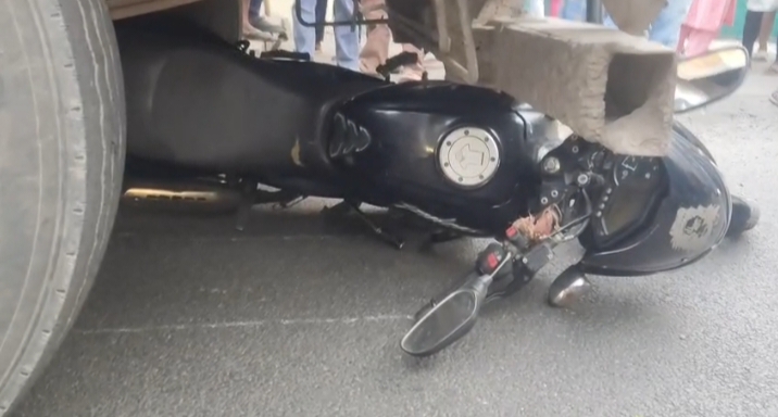 बांसगोड़ा में NH 23 पर दर्दनाक हादसा: झरिया निवासी मंटू विश्वकर्मा की ट्रक की चपेट में आकर मौत