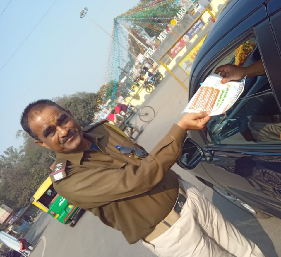 बोकारो में यातायात उल्लंघनकर्ताओं को पंपलेट देकर चलाया सड़क सुरक्षा जागरूकता अभियान
