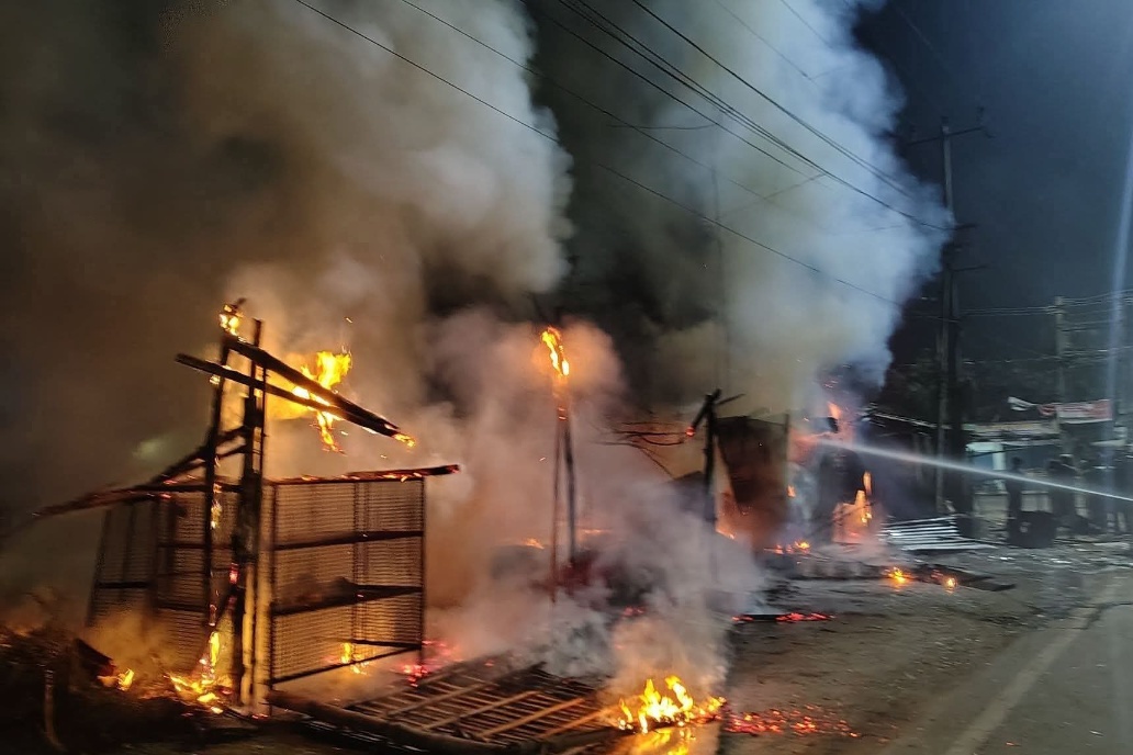 सेक्टर-12 के चौधरी चरण सिंह मोड़ पर आग लगने से आधा दर्जन दुकानें जल कर राख 