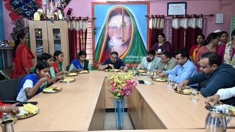 छात्राओं के बीच पहुंचे उपायुक्त, साथ किया भोजन – बढ़ाया मनोबल