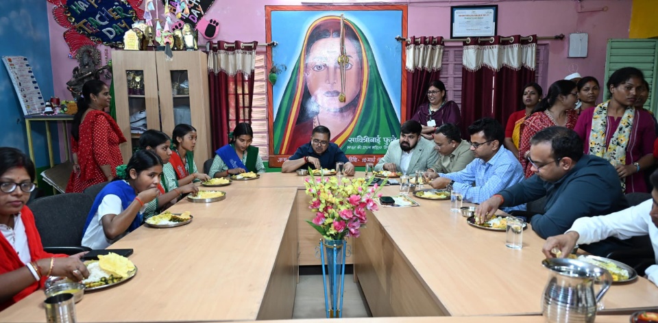 छात्राओं के बीच पहुंचे उपायुक्त, साथ किया भोजन – बढ़ाया मनोबल