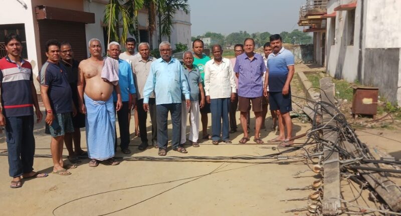 हाइवा से कई बिजली पोल क्षतिग्रस्त: बिजली-पानी की   किल्लत ने बढ़ाई लोगों की परेशानी 