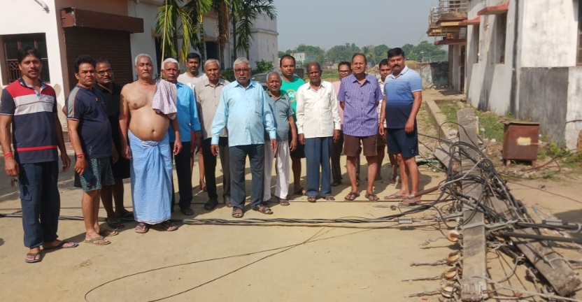 हाइवा से कई बिजली पोल क्षतिग्रस्त: बिजली-पानी की   किल्लत ने बढ़ाई लोगों की परेशानी 