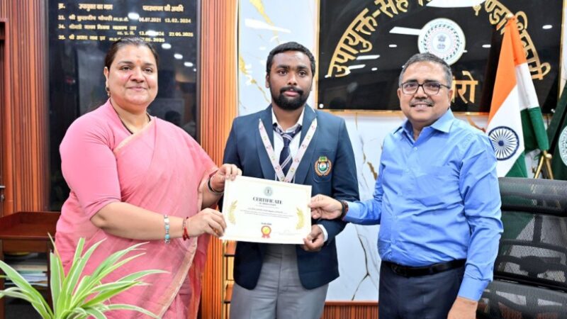 बोकारो के लाल सौरव ने अंतरराष्ट्रीय मंच पर बढ़ाया देश और जिले का मान, डीडी व विधायक ने किया सम्मानित