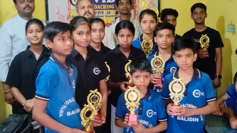 कोचिंग संस्थान ने मेधावी विद्यार्थियों को किया सम्मानित 