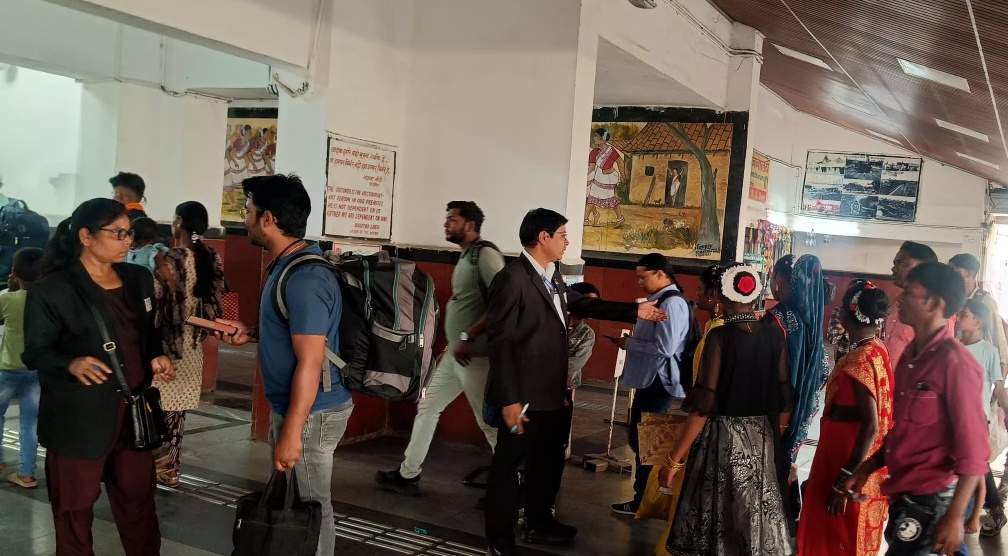 बोकारो रेलवे स्टेशन में चल रहा सघन टिकट जांच
