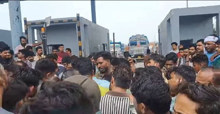 बालीडीह टोल गेट पर ओवरलोड के नाम पर वाहन चालक और टोल कर्मी के बीच हंगामा, घंटों लगा जाम
