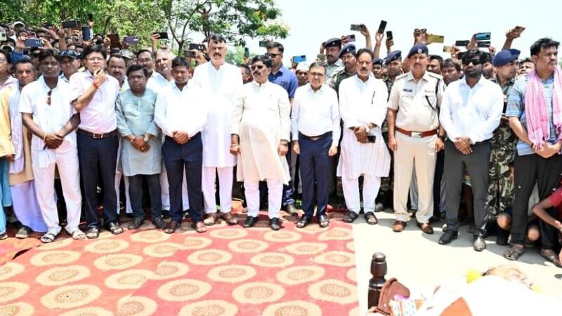 पूर्व मंत्री एवं पूर्व विधायक स्व० माधव लाल सिंह को  उत्पाद एवं मद्य निषेध विभाग मंत्री एवं उपायुक्त ने दी श्रद्धांजलि