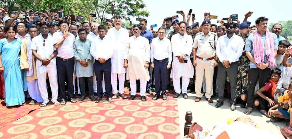 पूर्व मंत्री एवं पूर्व विधायक स्व० माधव लाल सिंह को  उत्पाद एवं मद्य निषेध विभाग मंत्री एवं उपायुक्त ने दी श्रद्धांजलि