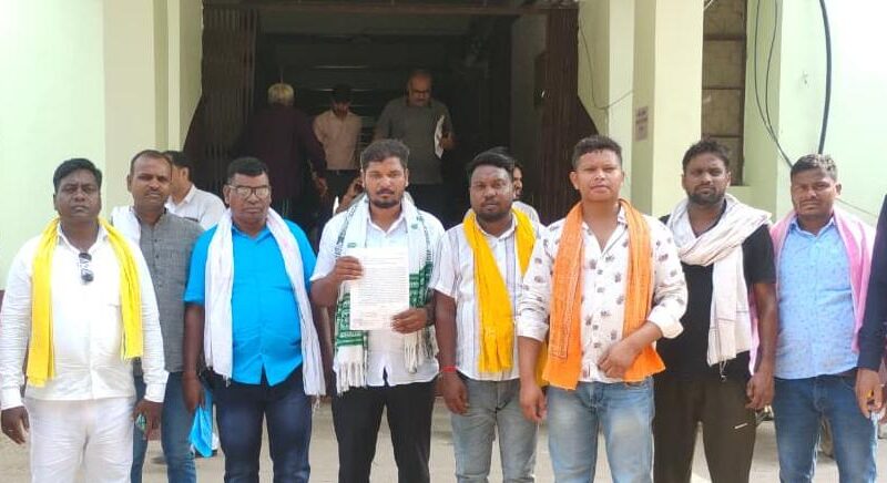 स्लेग लदे वाहनों के परिचालन पर अनिश्चितकालीन रोक करवाने को लेकर उपायुक्त को सौंपा ज्ञापन