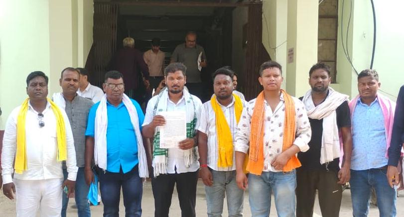 स्लेग लदे वाहनों के परिचालन पर अनिश्चितकालीन रोक करवाने को लेकर उपायुक्त को सौंपा ज्ञापन