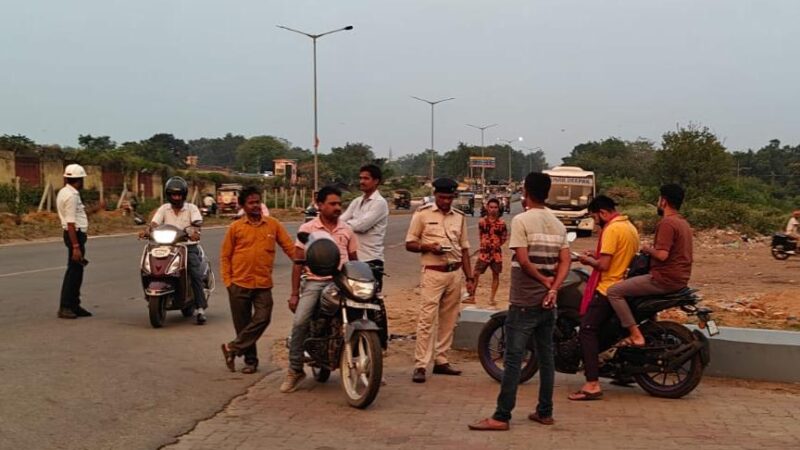 सेक्टर 2 के समीप हेलमेट चेकिंग: 27 वाहनों से वसूला गया 42 हजार रुपये जुर्माना