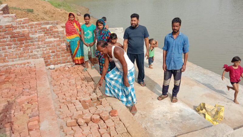 करहरिया स्नान घाट निर्माण में अनियमितता को ले ग्रामीणों ने बंद कराया काम 