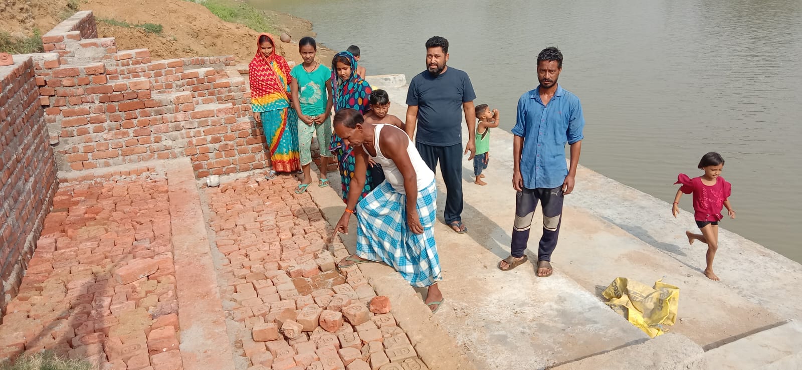 करहरिया स्नान घाट निर्माण में अनियमितता को ले ग्रामीणों ने बंद कराया काम 