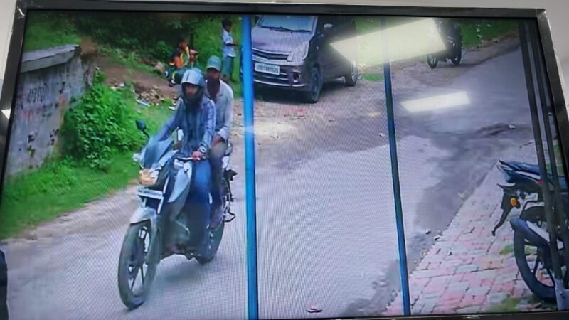 महिला के गले से सोने की चैन झपट कर बाइक सवार फरार