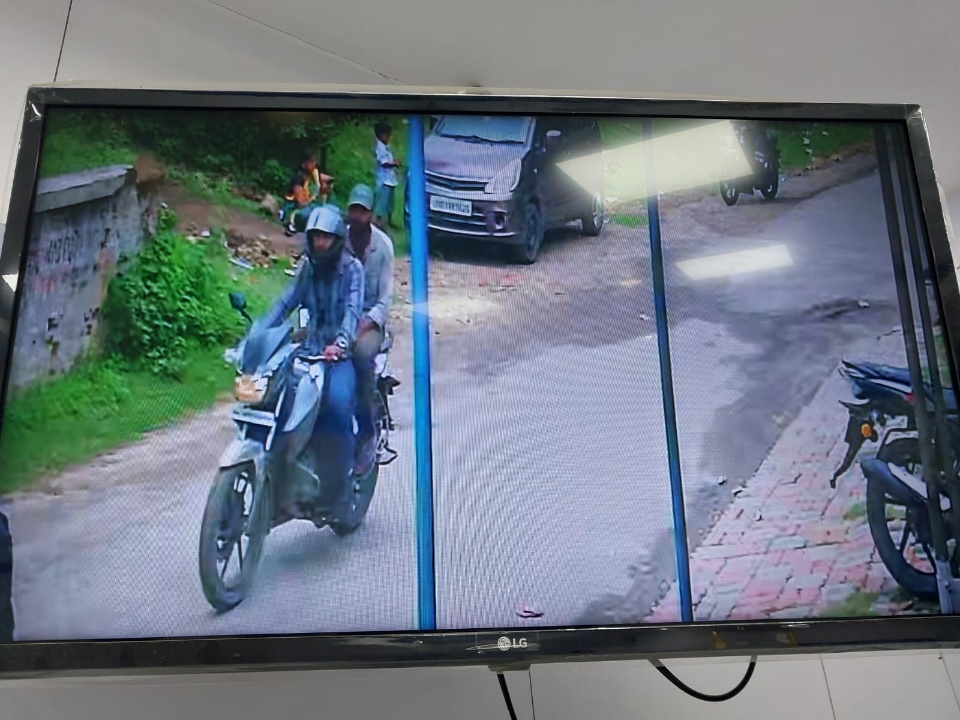 महिला के गले से सोने की चैन झपट कर बाइक सवार फरार