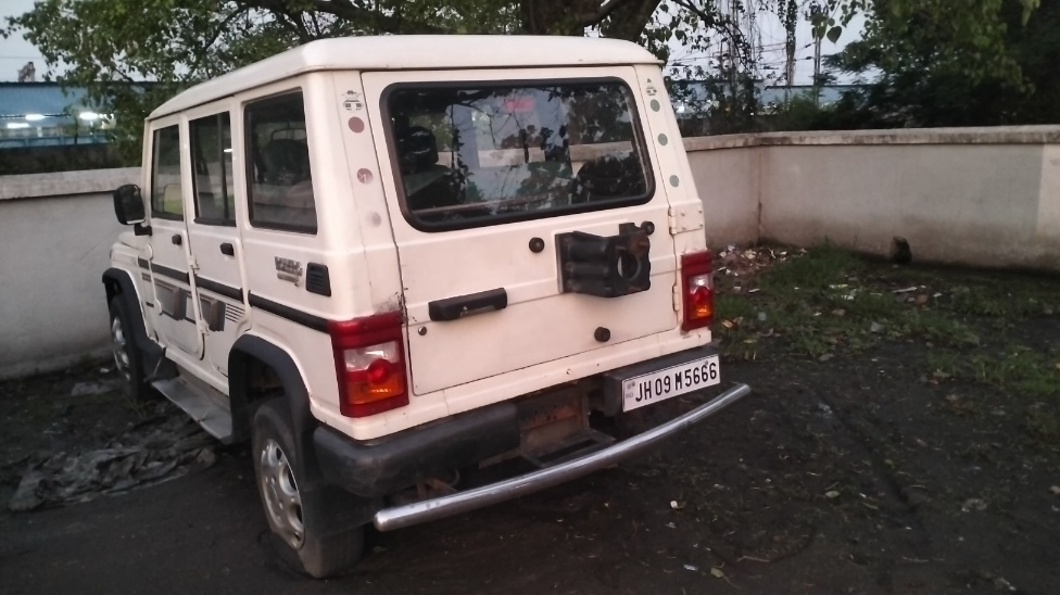 रेलवे स्टेशन कार स्टैंड में खड़ी संदिग्ध बोलेरो, फर्जी नंबर प्लेट का खुलासा