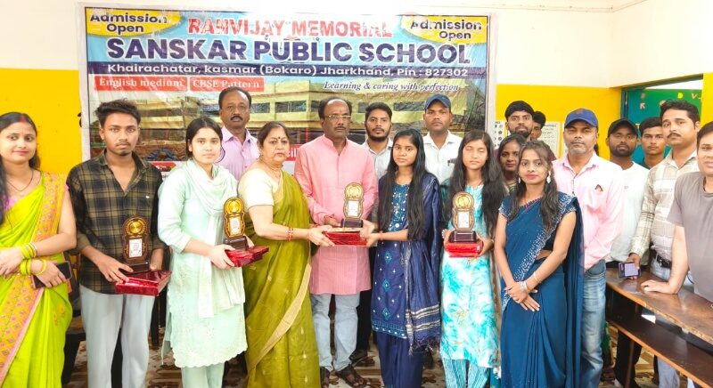 रणविजय मेमोरियल संस्कार पब्लिक स्कूल ने स्टेट टॉपर छोटी को किया सम्मानित