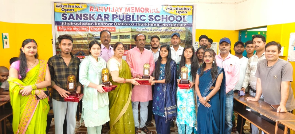 रणविजय मेमोरियल संस्कार पब्लिक स्कूल ने स्टेट टॉपर छोटी को किया सम्मानित